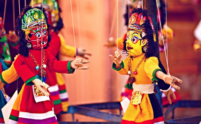 Marionetki na sznurkach Photo by Sagar Dani on Unsplash